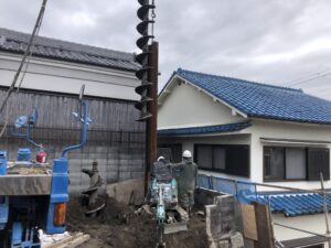 オーガーでH鋼の建て込み穴を掘削している様子